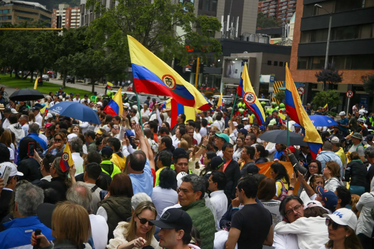 En medio de las manifestaciones no solo se elevaron oraciones, sino también se escucharon consignas contra el presidente Gustavo Petro y su administración. Varios de los manifestantes exigieron mayor seguridad para los líderes políticos y denunciaron lo que consideran una politización de la justicia y debilitamiento de las instituciones - Foto: Paula D'Pablos