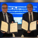 El acuerdo fue suscrito por el Economista Jefe de la FAO y Representate Regional ad ínterim para América Latina y el Caribe, Máximo Torero, y el Secretario General de la Comunidad Andina, Embajador Gonzalo Gutiérrez Reinel, durante una ceremonia realizada en la sede de la Secretaría General de la CAN en Lima, Perú - Foto: FAO/Melanie González
