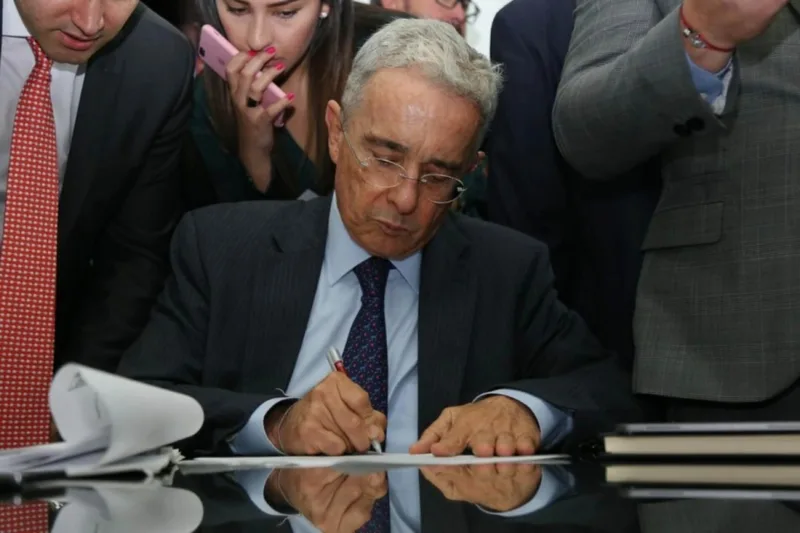 Fiscalía solicita condena contra el expresidente Álvaro Uribe en juicio por soborno y fraude procesal - Foto: Cortesía