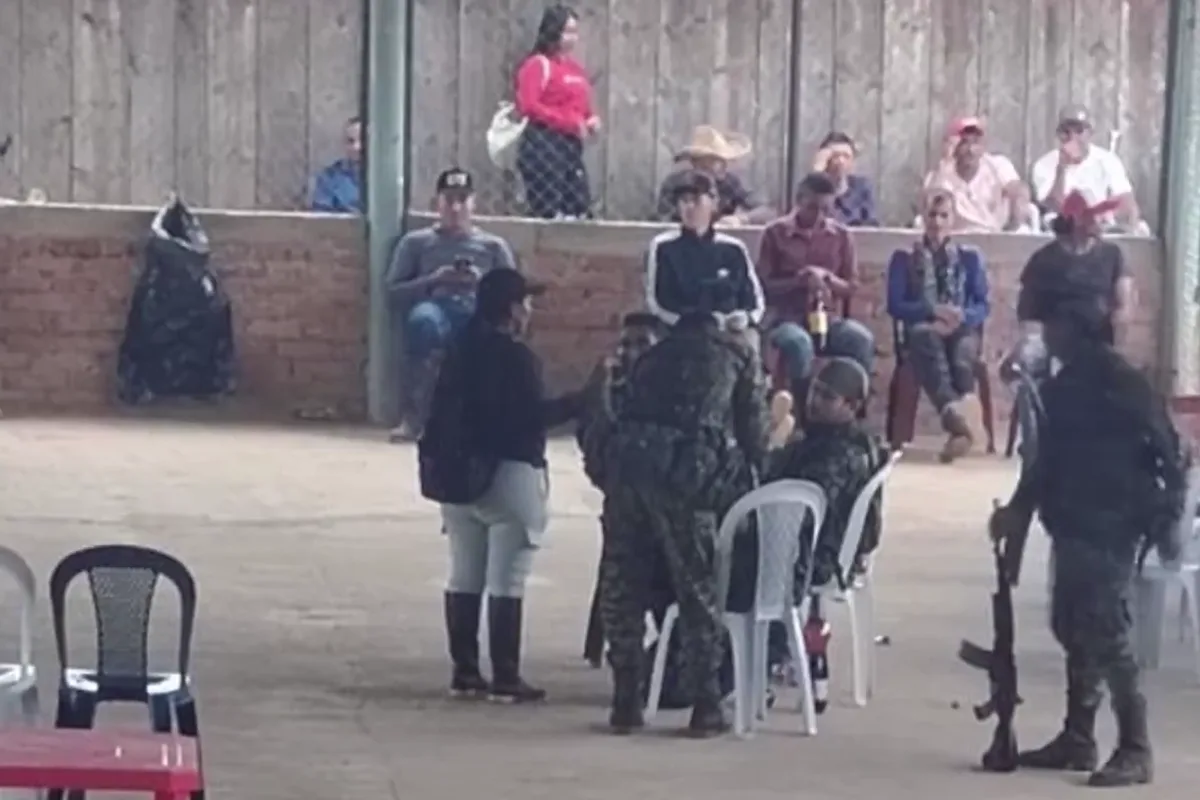 Según el parte oficial del Ejército, entre los retenidos se encuentran 4 suboficiales y 53 soldados profesionales, lo cual representa un hecho de gran preocupación operativa y de seguridad nacional - Foto: Ejército Nacional