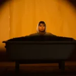 "Quiero retratar los procesos de toda persona, todos pasamos por momentos buenos y malos; y creo que tenerlos en canciones son una forma de preservar ese sentir, identificarlo, procesarlo y, posteriormente, aprender de él", cuenta el cantante con influencias del rap y el R&B, de artistas como Mac Miller, Mac Demarco e inclusive estéticas de artistas como Billie Eillis - Foto: Santal