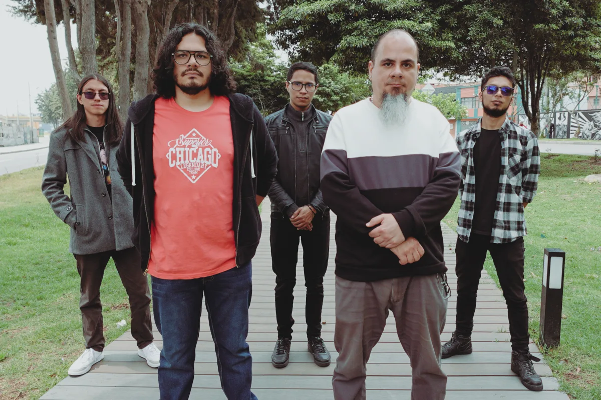 “En Órbita” no es solo una canción: es una reflexión sonora sobre el desplazamiento emocional y cultural, sobre cómo construimos sentido cuando todo lo aprendido empieza a tambalear - Foto: Trappist