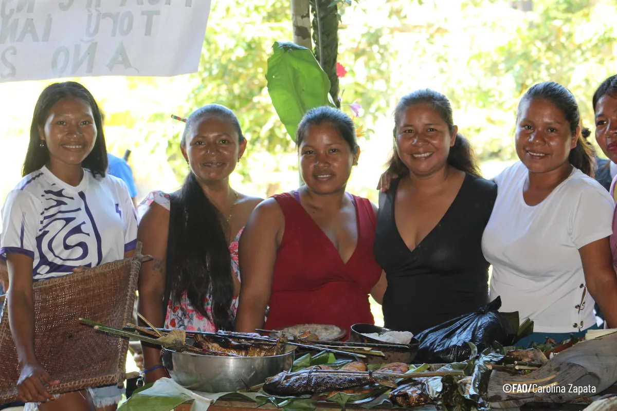 El pasado 28 de junio, el festival de la abundancia en San Martín de Amacayacu reunió a comunidades indígenas de Leticia y Puerto Nariño, como los pueblos Tikuna, Cocama, Uitoto, Inga, Miraña, Murui Muina, Yucuna y M+n+ka - Foto: FAO/Carolina Zapata
