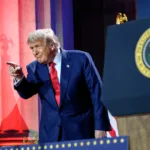 Trump respondió minimizando el interés por el caso: lo tildó de “aburrido”, “sórdido” y cuestionó por qué su base seguía hablando de un tema del pasado. Exhortó a moverse hacia “sus grandes éxitos” administracionales y afirmó que no necesitaba esos apoyos ahora - Foto: Casa Blanca