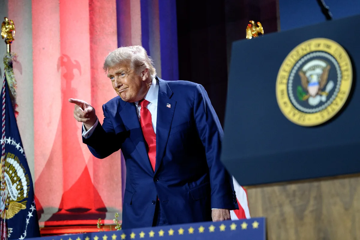 Trump respondió minimizando el interés por el caso: lo tildó de “aburrido”, “sórdido” y cuestionó por qué su base seguía hablando de un tema del pasado. Exhortó a moverse hacia “sus grandes éxitos” administracionales y afirmó que no necesitaba esos apoyos ahora - Foto: Casa Blanca