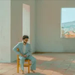 Musicalmente íntima, emocionalmente directa, “qué te ha pasado” oscila entre el pop confesional y ciertas cadencias latinas, sin ceder nunca ante el dramatismo vacío - Foto: Samuel Lizarralde