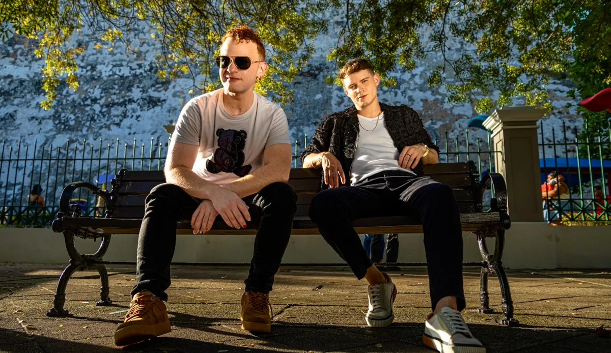 Desde una promesa entre amigos hasta un reggaetón con alma y confesiones: “Bebé Dime”, el nuevo sencillo del artista puertorriqueño Alec (Alberto Morales) junto al debutante Joel (Joel Álvarez), llega como una bocanada de frescura emocional en la escena urbana - Foto: Alec y Joel
