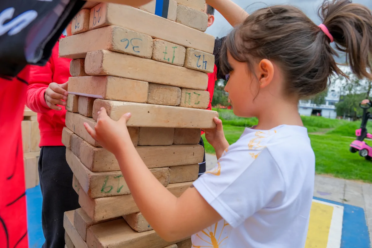 Los niños y niñas podrán disfrutar de más de diez estaciones de habilidades, competencias, una zona de motricidad gruesa con actividades como saltar, correr, trepar y lanzar, así como talleres de castillos de arena y carreras de relevos en la Zona de Playa y Construcción en Arena - Foto: IDRD