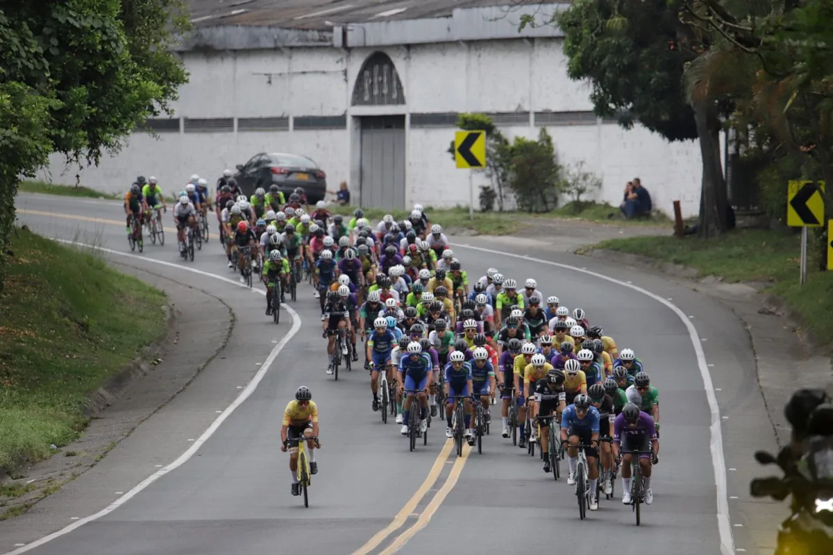 El Clásico RCN Sistecrédito tendrá un total de 1.354.5 Km de recorrido y transitará por los departamentos de Antioquia, Cundinamarca, Tolima, Caldas, Risaralda, y Valle del Cauca - Foto: X/@ClasicoRCN/Camila Díaz/RCN Radio