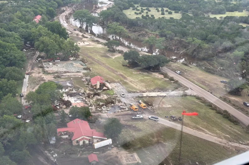 Las 27 menores desaparecidas están siendo buscadas intensamente. En Kerr County las autoridades señalaron que no todas podrían estar en Camp Mystic; algunas proceden de otros lugares - Foto: Chip Roy