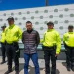 Durante la diligencia, el procesado se declaró inocente y no aceptó los cargos imputados por la Fiscalía, entre ellos tentativa de homicidio agravado, fabricación, tráfico y porte de armas de fuego de uso privativo, concierto para delinquir agravado y uso de menores en la comisión de delitos - Foto: Policía Nacional