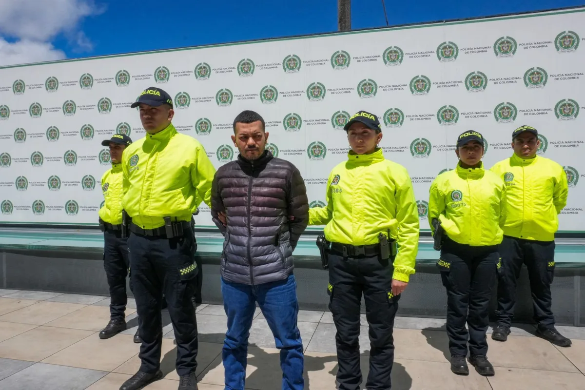 Durante la diligencia, el procesado se declaró inocente y no aceptó los cargos imputados por la Fiscalía, entre ellos tentativa de homicidio agravado, fabricación, tráfico y porte de armas de fuego de uso privativo, concierto para delinquir agravado y uso de menores en la comisión de delitos - Foto: Policía Nacional
