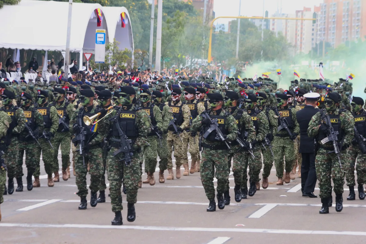 El Ejército Nacional encabezó el desfile que contó con la presencia de toda la fuerza pública - Foto: Ronald Cano
