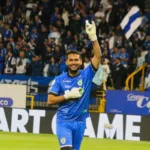 El portero Eduar Beltrán fue uno de los grandes héroes de la noche, tras frustrar las acciones de gol del equipo embajador - Foto: Ronald Cano