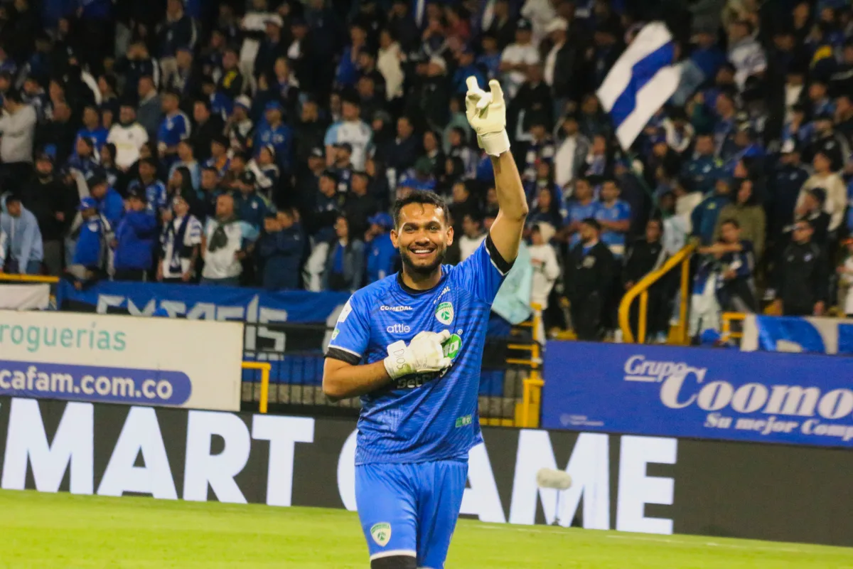 El portero Eduar Beltrán fue uno de los grandes héroes de la noche, tras frustrar las acciones de gol del equipo embajador - Foto: Ronald Cano
