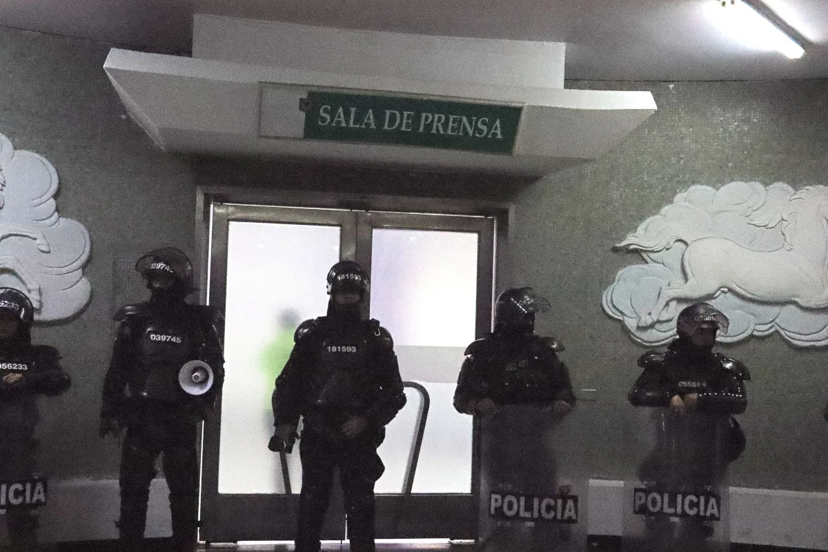 La UNDMO tuvo que proteger la sala de prensa, tras el riesgo del incremento de la violencia por parte de la hinchada azul - Foto: Ronald Cano