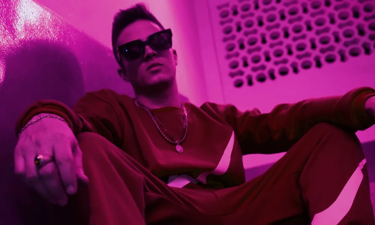 "Mi formación fue la calle. La salsa brava, las baladas, la música mexicana... eso me formó emocionalmente. Pero fue en Discos Fuentes donde aprendí a grabar con alma y propósito.” - Foto: RUA