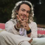 La relación entre la música y la psicología es un pilar fundamental en la propuesta donde a través de su formación en musicoterapia y ahora psicología, Samu, ha encontrado en la melodía y la armonía un camino hacia la sanación emocional - Foto: Samu Páramo