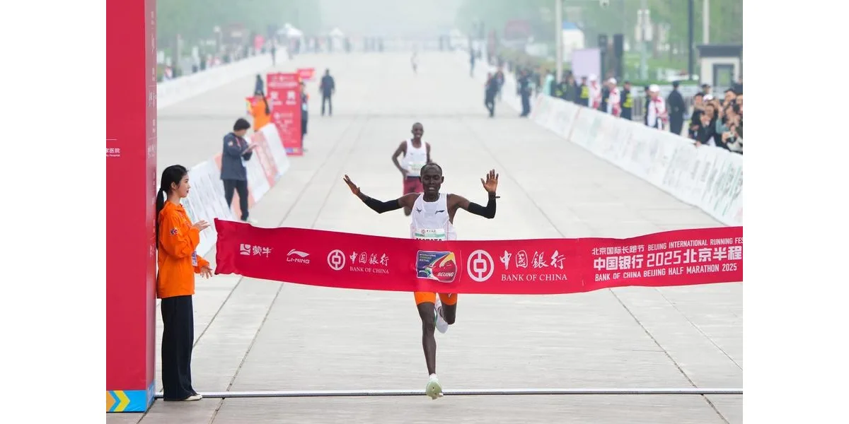 En este reciente grupo aparece el keniata Charles Matata, quien cumplirá 30 años precisamente el domingo 27 de julio y espera celebrar por lo alto en Bogotá - Foto: Media Maratón de Bogotá