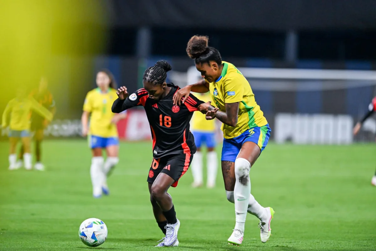 Aunque Brasil jugó gran parte del partido solo con diez jugadoras, logró mantener su arco en cero ante el ataque de las colombianas - Foto: Conmebol