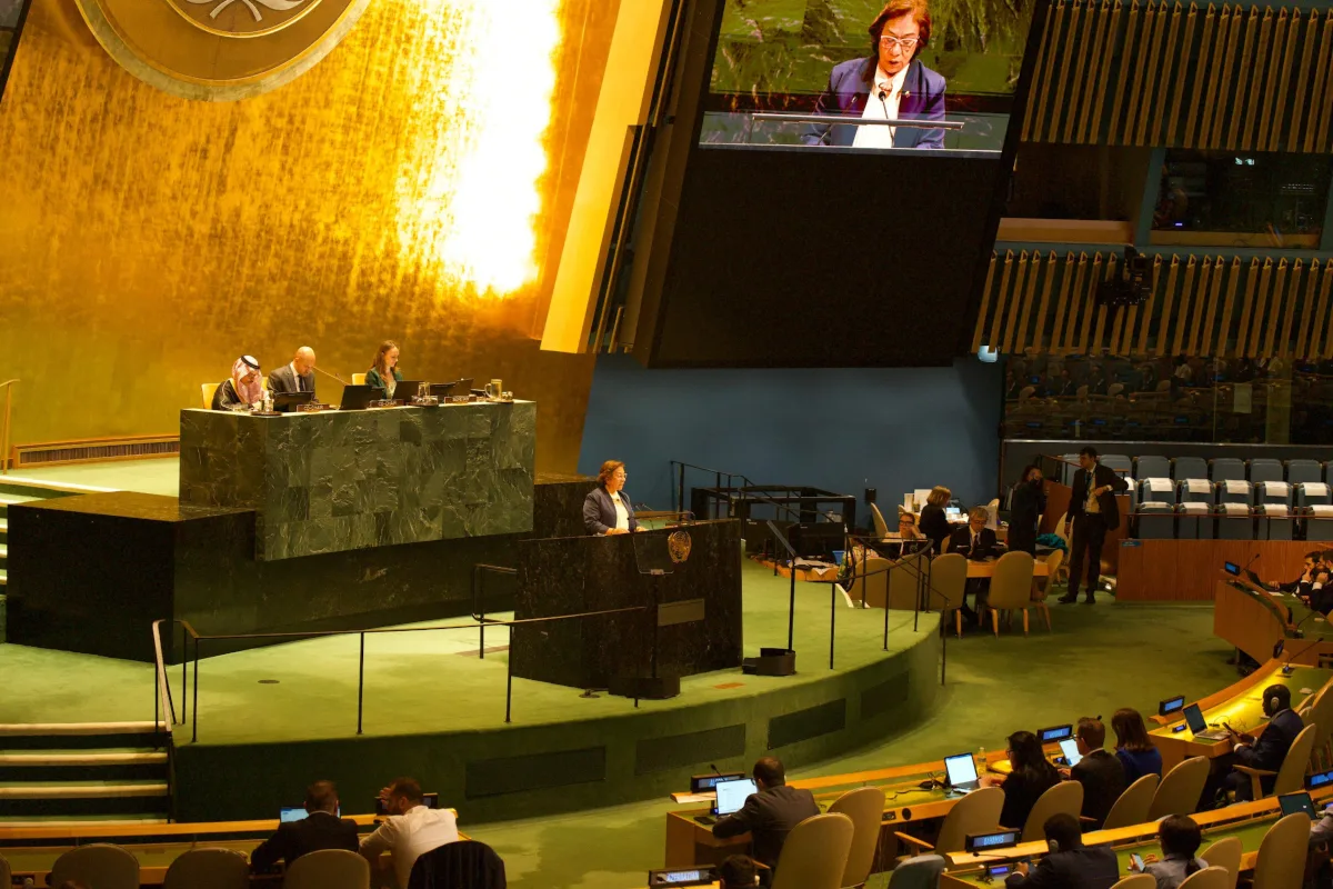 Durante su discurso, la ministra (e) envió un contundente mensaje a la comunidad internacional sobre el genocidio en Palestina: “¡Basta ya! La franja de Gaza está incomunicada, no hay alimentos ni agua potable, no hay atención médica (…) Ahora la población de Gaza también está muriendo de inanición. ¡Basta ya!” - Foto: Cancillería