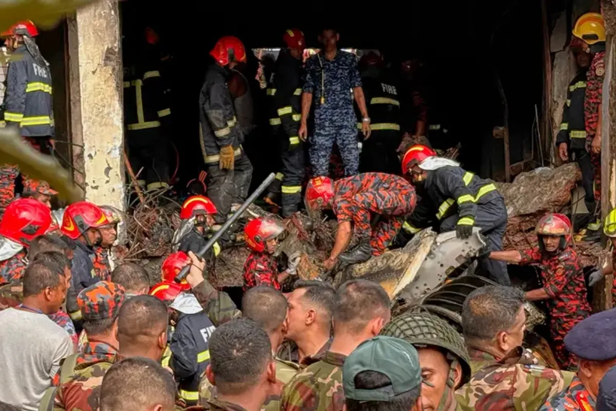 Al menos 16 muertos y un centenar de heridos tras estrellarse avión militar en Bangladés - Foto: Redes Sociales