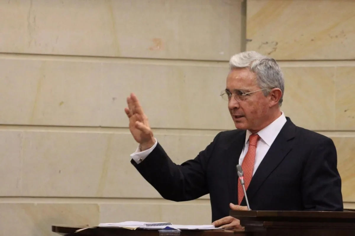 Álvaro Uribe descarta aspirar a la vicepresidencia en 2026 y rechaza propuesta de su hijo y De la Espriella - Foto: Senado de la República