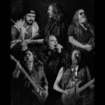 Armored Dawn surgió en 2014 y, desde entonces, logró hacer relevante su nombre en la escena del metal brasileño. Al fin y al cabo, hubo giras y espectáculos con big bands como Saxon, Megadeth, Scorpions, Whitesnake, Europe, Hammerfall, Rhapsody, Fates Warning, Sabaton, Tarja, además de participar en “Motörboat”, el crucero de Motörhead - Foto: Armored Dawn