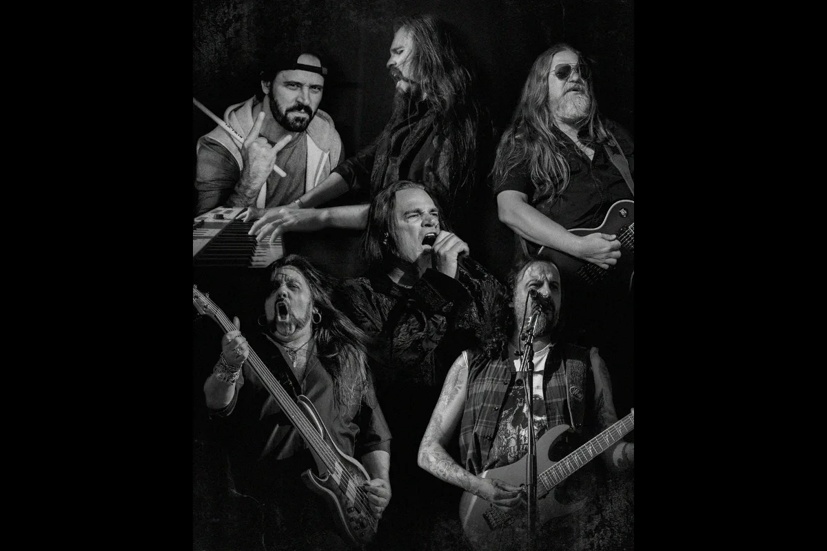 Armored Dawn surgió en 2014 y, desde entonces, logró hacer relevante su nombre en la escena del metal brasileño. Al fin y al cabo, hubo giras y espectáculos con big bands como Saxon, Megadeth, Scorpions, Whitesnake, Europe, Hammerfall, Rhapsody, Fates Warning, Sabaton, Tarja, además de participar en “Motörboat”, el crucero de Motörhead - Foto: Armored Dawn