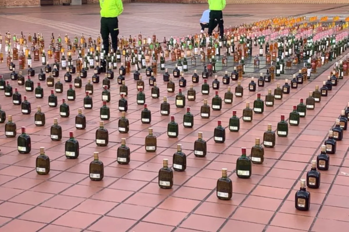 Golpe al licor adulterado en Bogotá: incautadas más de 1.700 botellas y 18.000 elementos falsificados - Foto: Cortesía