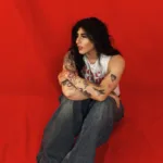 Alix Salserí tiene la salsa como el corazón rítmico de la canción, mezclada con toques contemporáneos y urbanos, creando un sonido fresco y atrevido que no busca complacer, sino conectar que no pretende ser perfecto, pero si verdadero - Foto: Alix Salserí