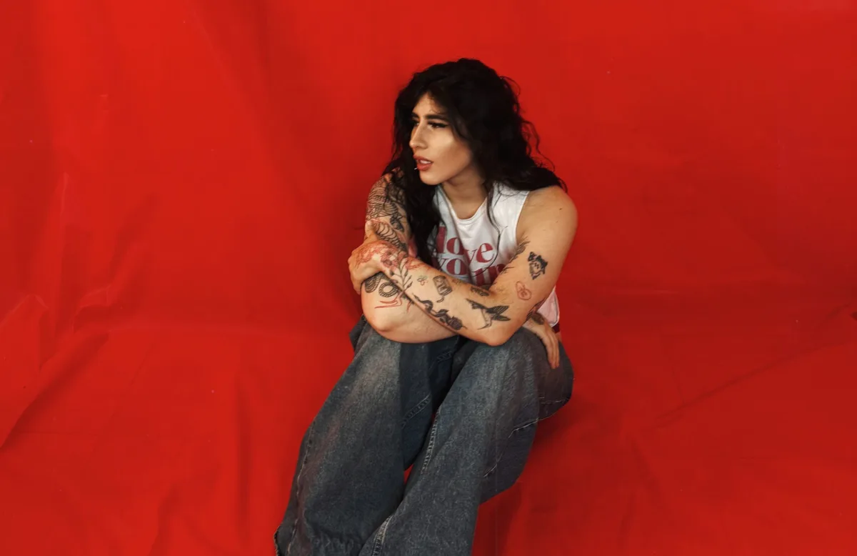 Alix Salserí tiene la salsa como el corazón rítmico de la canción, mezclada con toques contemporáneos y urbanos, creando un sonido fresco y atrevido que no busca complacer, sino conectar que no pretende ser perfecto, pero si verdadero - Foto: Alix Salserí