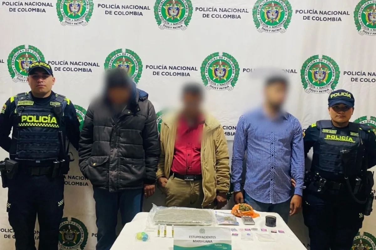 Policía de Bogotá captura a tres personas que transportaban drogas en un taxi en el centro de la ciudad - Foto: Policía de Bogotá