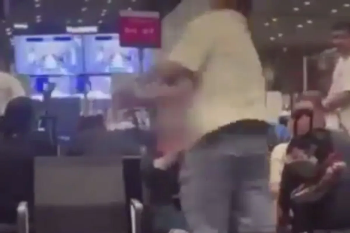 Agresión en El Dorado: hombre golpea a mujer por disputa de silla - Foto: Captura de video