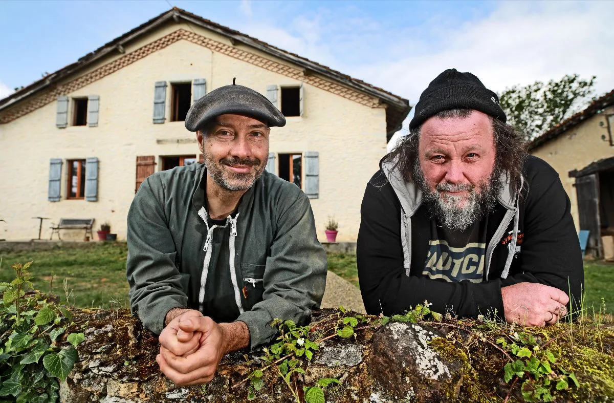 “Dos agricultores de Gascuña hacen un disco... que avanza con el desparpajo de una mezcla cruda entre The White Stripes y los primeros Clutch. Inspirado en el naturalista Henry David Thoreau y el filósofo Guy Debord, este extraordinario grito de conciencia social es el tipo de disco que hace que se te erice la piel”. – Classic Rock UK sobre Less Is More - Foto: The Inspector Cluzo