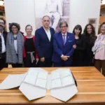 La Fundación Gabo impulsó esta donación por su valor literario y formativo, y como una oportunidad de reconocer el trabajo de guionistas que trabajan con grandes historias para conectarlas con nuevos públicos. Gabriel García Márquez, que impartió talleres de periodismo y guión, valoraba el potencial de la pantalla grande y chica para expandir el alcance de las historias - Foto: Fundación Gabo
