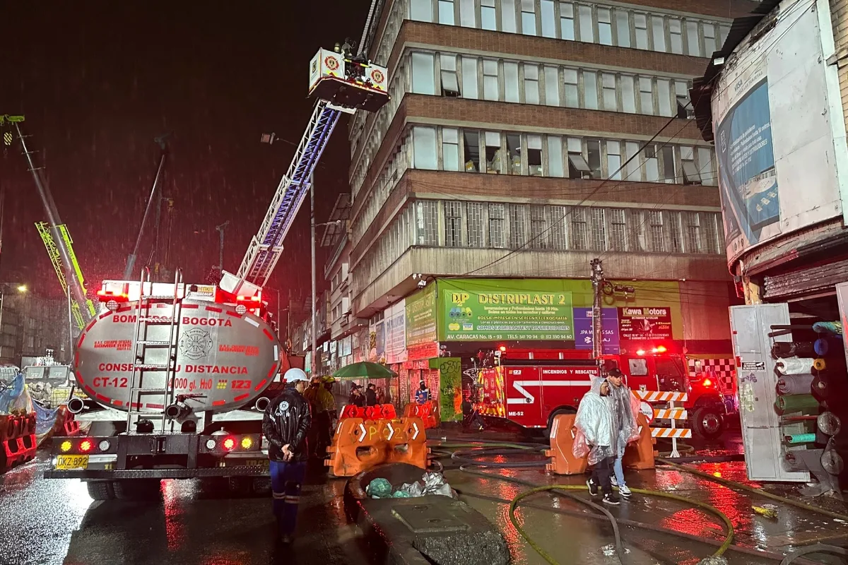 Incendio en el centro de Bogotá deja cinco locales afectados; comerciantes denuncian fallas eléctricas por obras del metro - Foto: @BomberosBogota