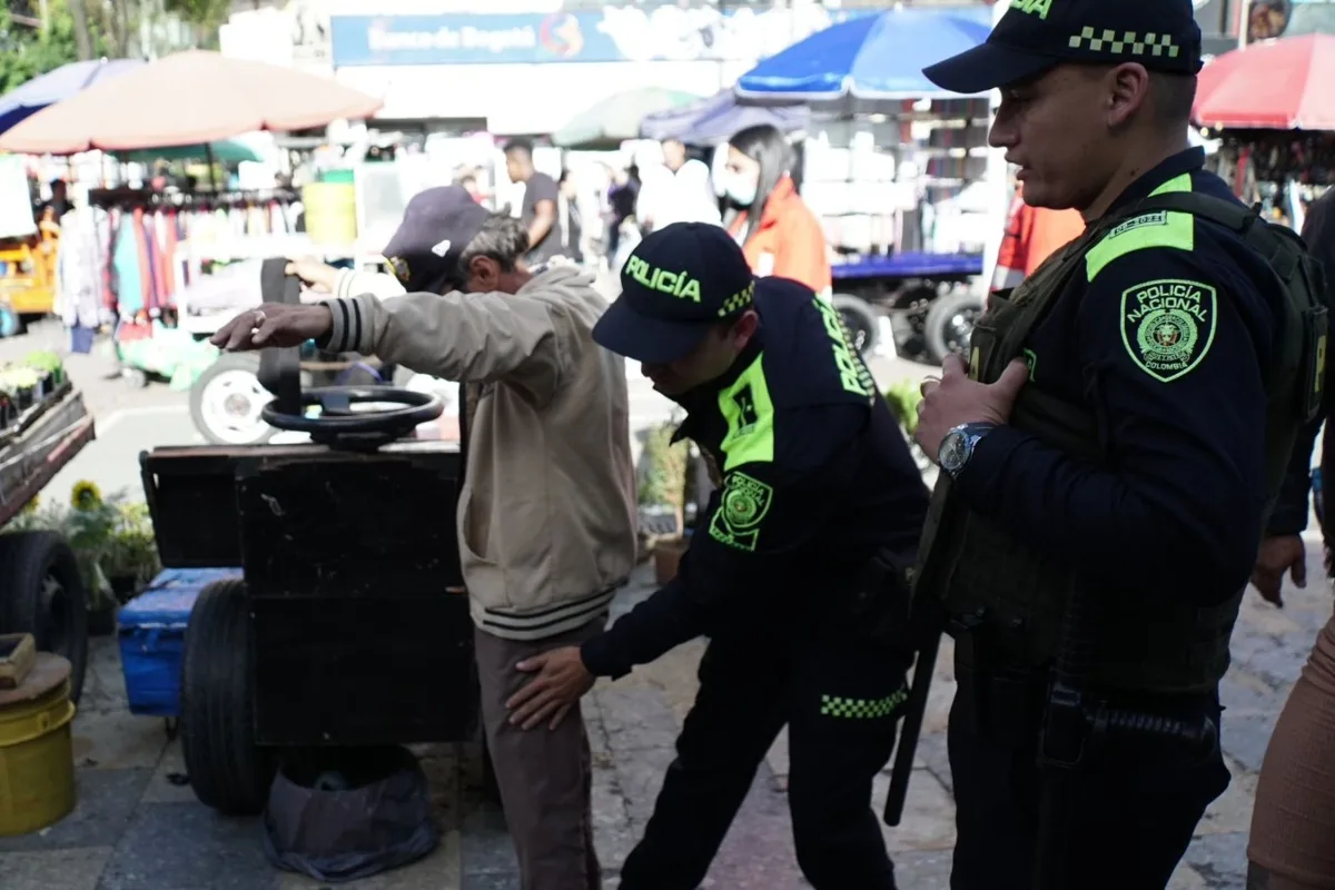 Autoridades incautan armas y material militar en operativo en la Carrera Séptima de Bogotá - Foto: Cortesía