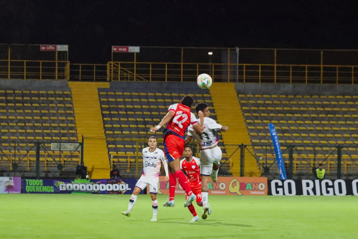 Con este resultado, Fortaleza se mantiene invicto en el torneo con dos victorias y dos empates, sumando ocho puntos que lo ubican en la segunda posición de la tabla, por debajo de Junior que lidera con 10 unidades. Aunque sigue siendo uno de los equipos revelación, el empate dejó un sabor amargo por haber tenido el partido prácticamente ganado - Foto: Ronald Cano