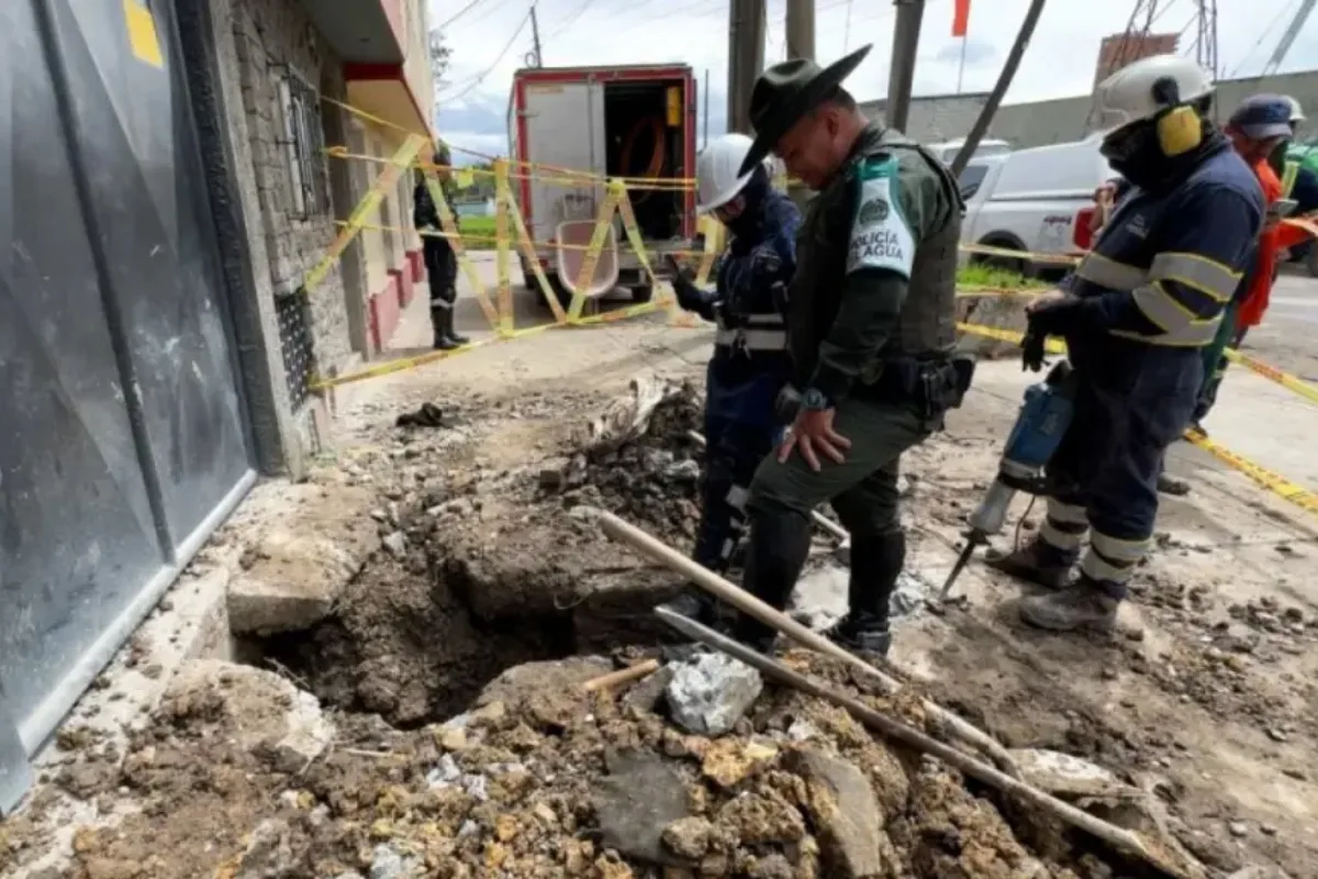 Autoridades detectan conexiones ilegales de agua, luz y gas en tintorería de Puente Aranda - Foto: Alcaldía de Bogotá
