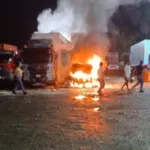 Seis tractomulas incineradas y un conductor herido en ataque armado en la vía a Buenaventura - Foto: Captura de video