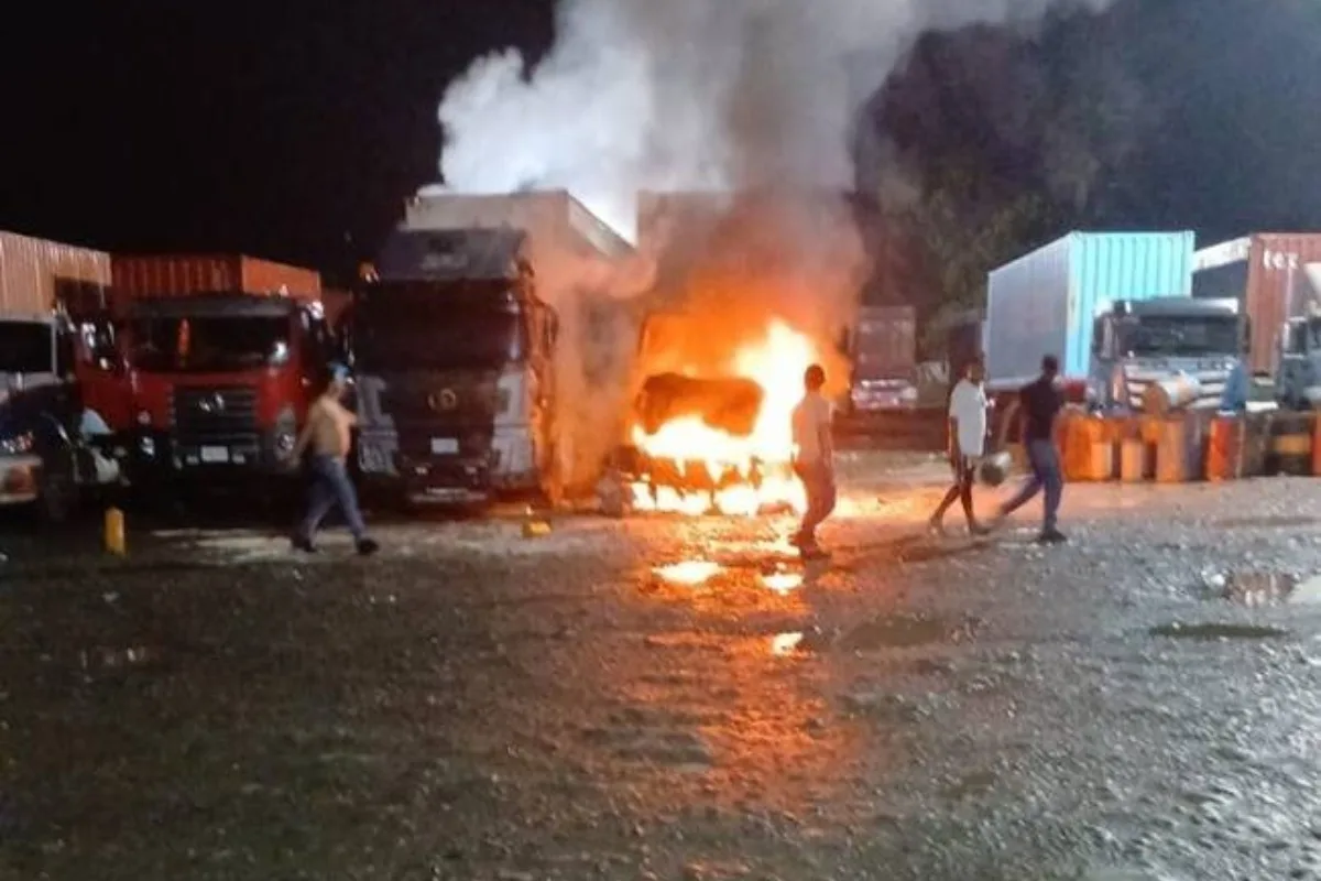 Seis tractomulas incineradas y un conductor herido en ataque armado en la vía a Buenaventura - Foto: Captura de video