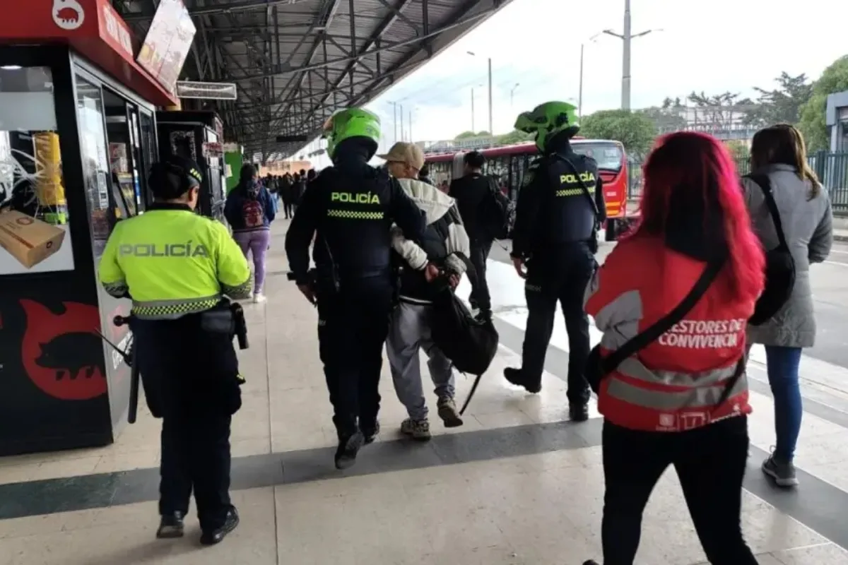 Capturan a cuatro hombres por violento atraco en bus de TransMilenio en Suba - Foto: Cortesía TransMilenio