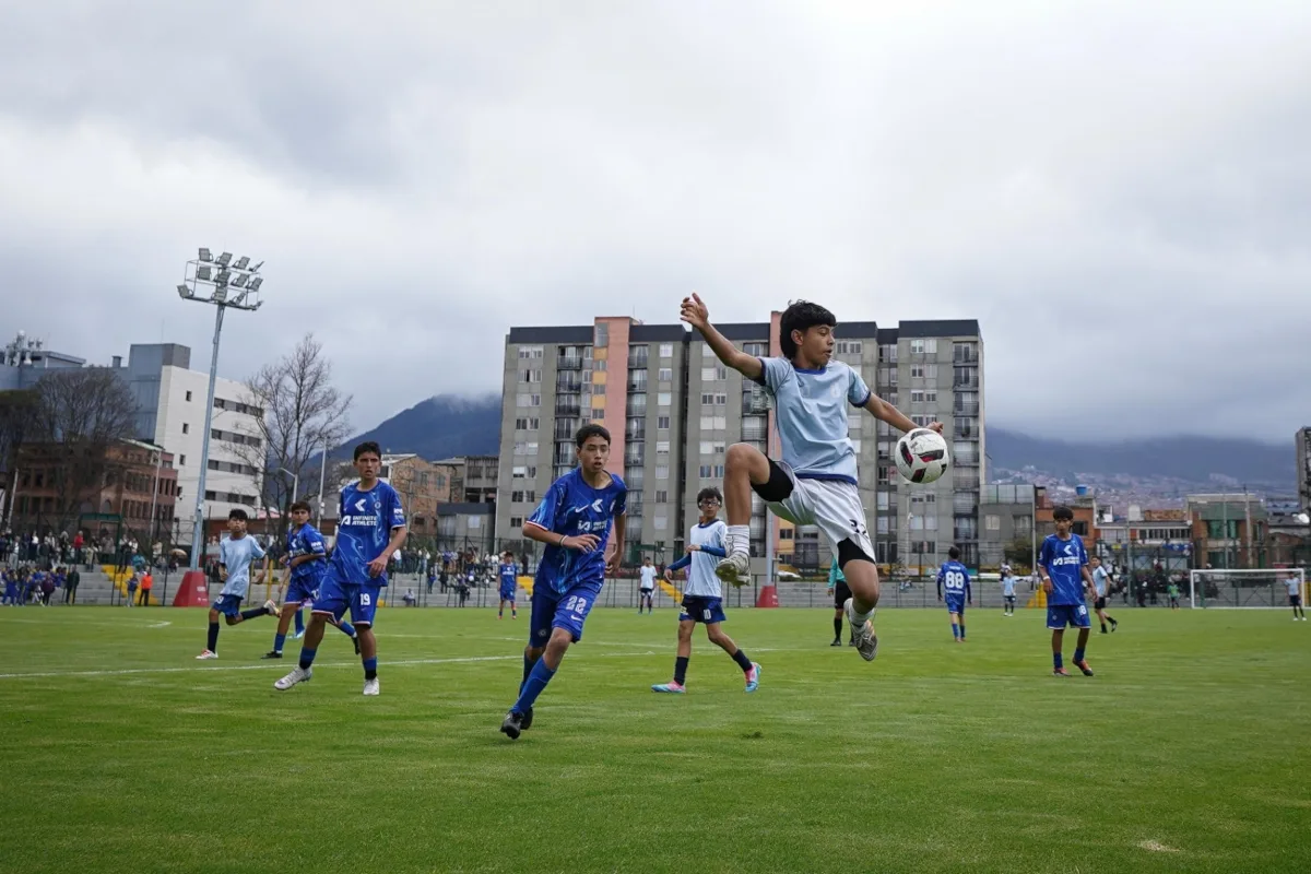 El miércoles 27 de agosto, en el Parque Olaya, se disputaron las finales de fútbol en las categorías prejuvenil y juvenil. En la prejuvenil masculina, el título quedó en manos del Colegio Santa Luisa, seguido por el Colegio Ciudadela Colsubsidio, el Colegio San Bernardo De La Salle y el Colegio Bachillerato La Patria - Foto: IDRD