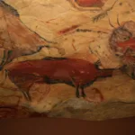 En las cuevas de Altamira, hace 15.000 años, los primeros artistas no pintaban solo por placer estético. Sus trazos servían para rituales, para enseñar técnicas de caza, para fortalecer la cohesión del grupo. Ya entonces, quien controlaba las imágenes controlaba la narrativa de la realidad - Foto: Matthias Kabel
