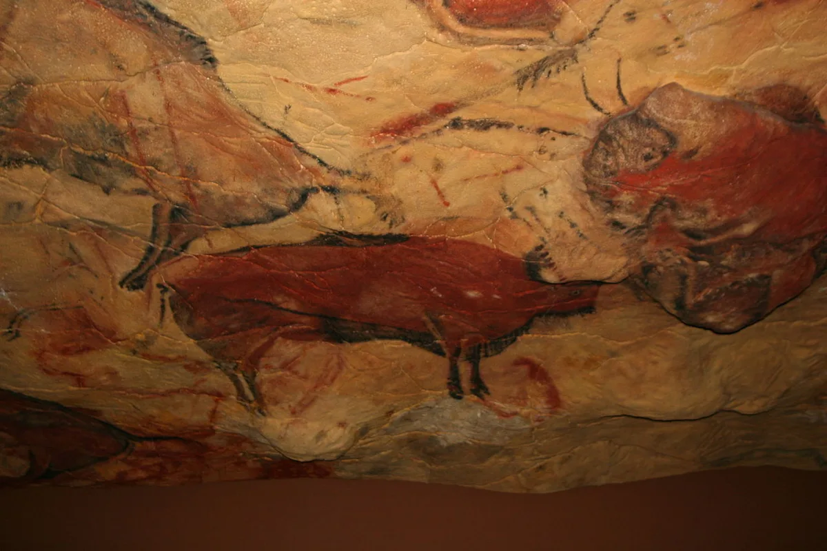 En las cuevas de Altamira, hace 15.000 años, los primeros artistas no pintaban solo por placer estético. Sus trazos servían para rituales, para enseñar técnicas de caza, para fortalecer la cohesión del grupo. Ya entonces, quien controlaba las imágenes controlaba la narrativa de la realidad - Foto: Matthias Kabel