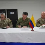 ​Los mandos militares de las tres naciones que comparten jurisdicción territorial en la triple frontera amazónica: Por Colombia, el almirante Francisco Cubides, comandante general de las Fuerzas Militares; por Perú, el general de ejército David Ojeda, jefe del Comando Conjunto de las Fuerzas Armadas; y por Ecuador, el vicealmirante Enrique Aristizábal, jefe del Estado Mayor Operacional del Comando Conjunto de las Fuerzas Armadas - Foto: Fuerzas Militares de Colombia