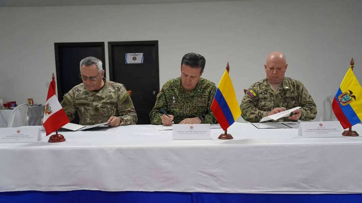​Los mandos militares de las tres naciones que comparten jurisdicción territorial en la triple frontera amazónica: Por Colombia, el almirante Francisco Cubides, comandante general de las Fuerzas Militares; por Perú, el general de ejército David Ojeda, jefe del Comando Conjunto de las Fuerzas Armadas; y por Ecuador, el vicealmirante Enrique Aristizábal, jefe del Estado Mayor Operacional del Comando Conjunto de las Fuerzas Armadas - Foto: Fuerzas Militares de Colombia