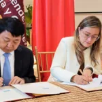 La superintendente Cielo Rusinque y Luo Wen, ministro de la Administración Estatal para la Regulación de Mercado de China - Foto: SIC