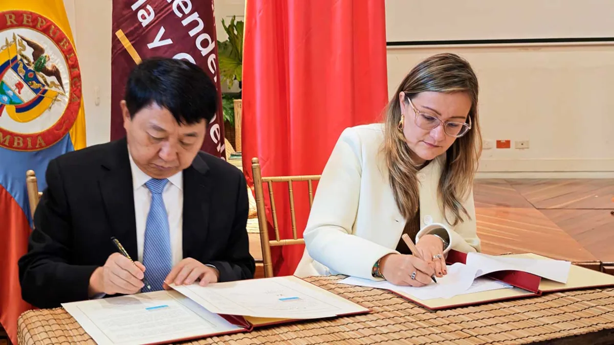 ​La superintendente Cielo Rusinque y Luo Wen, ministro de la Administración Estatal para la Regulación de Mercado de China - Foto: SIC